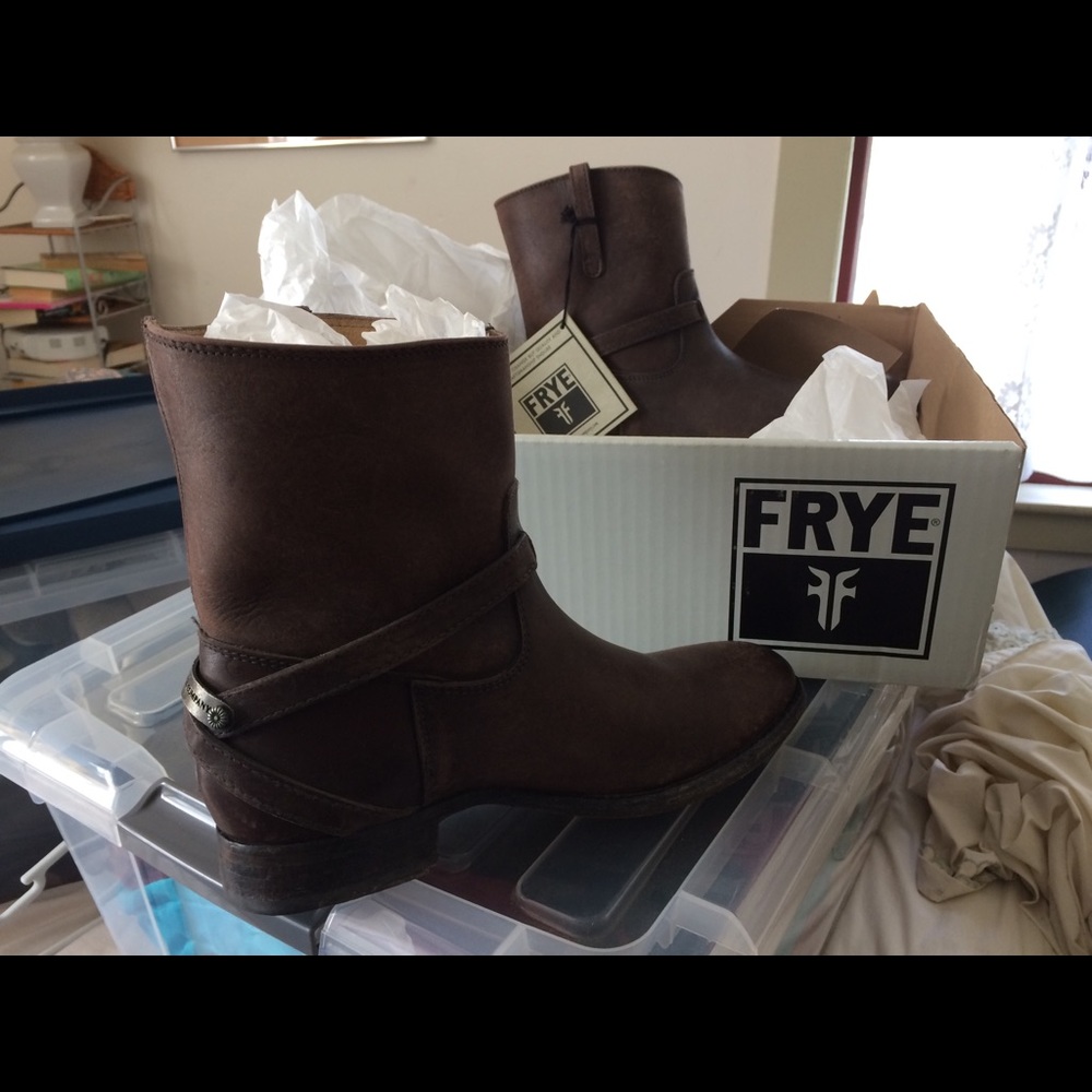 NIB Frye Lindsay Plate short, 6 M